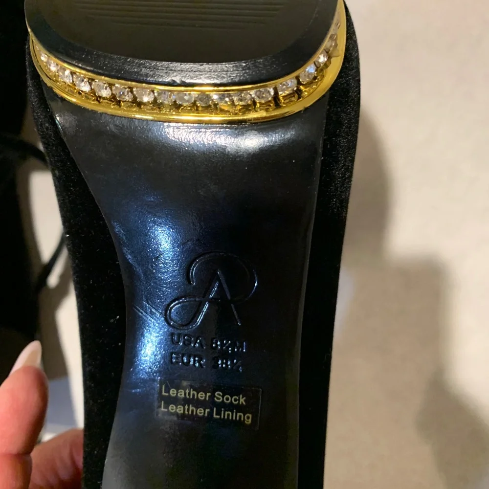 NWOB Adrianna Papell Black Velvet Leather Platform Pumps sz 8.5 M